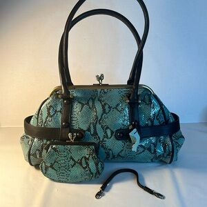 The Find Mama Mia Coin Purse Latch Leather Handbag